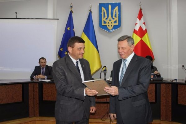 Микола Романюк вручив відзнаки спортсменам, які стали чемпіонами України з плавання. ФОТО