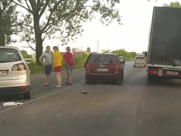 На волинській трасі сталася аварія, одна автівка злетіла в кювет. ВІДЕО