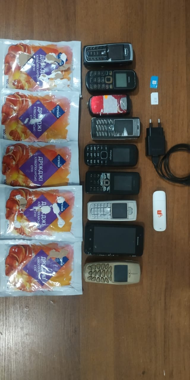 На Волині в'язням в колонію хотіли передати 9 мобільних телефонів та спиртне. ФОТО