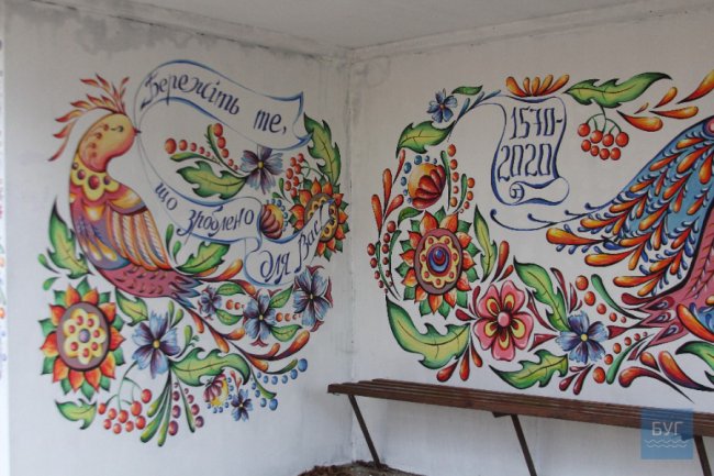 На Волині художниця розмалювала зупинку «петриківкою». ФОТО