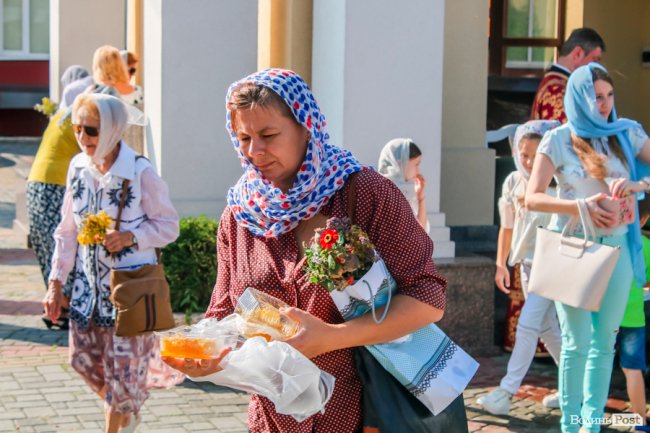 Різнобарв’я квітів та запашний мед: як у Луцьку святять «маковійчики». ФОТО