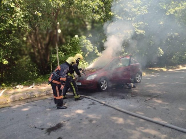У Луцьку на ходу загорілася автівка, у салоні була жінка з дитиною. ФОТО