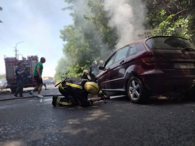 У Луцьку на ходу загорілася автівка, у салоні була жінка з дитиною. ФОТО