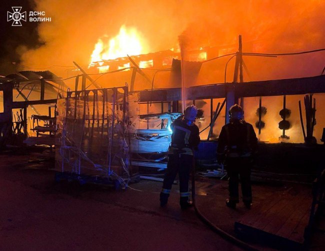 У місті на Волині горить підприємство, працює 3 екіпажі рятувальників. ФОТО