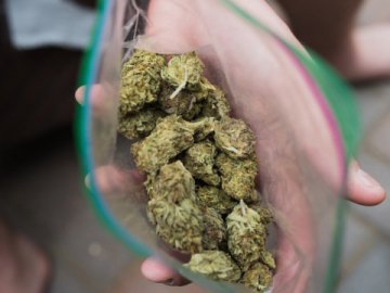 На Дружби Народів патрульні затримали хлопця з наркотиками