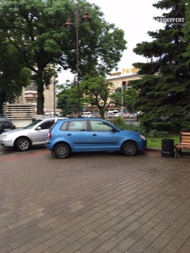 Паркування машин в заборонених місцях у Луцьку - хамство чи безвихідь?