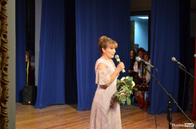 Бал наречених чи то випускний: як у Луцьку найкращим школярам вручали медалі. ФОТО