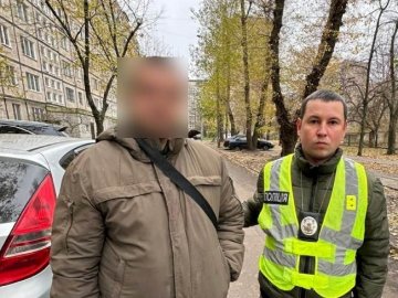 У Києві п’яний чоловік облив пивом та облаяв маму з дитиною через українську мову