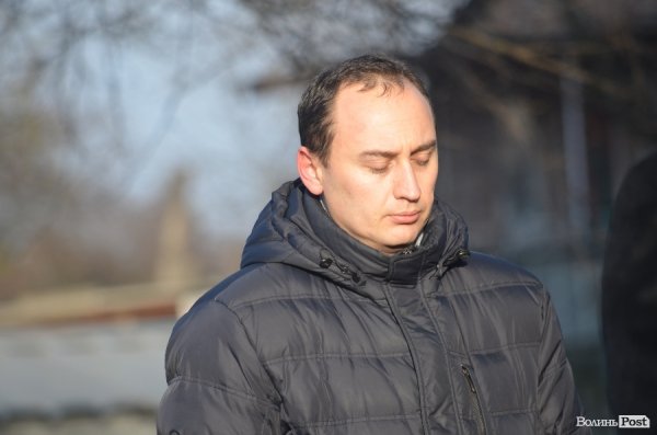 На будинку, в якому жив загиблий в АТО лучанин Віталій Махновець, відкрили пам’ятну дошку.ФОТО