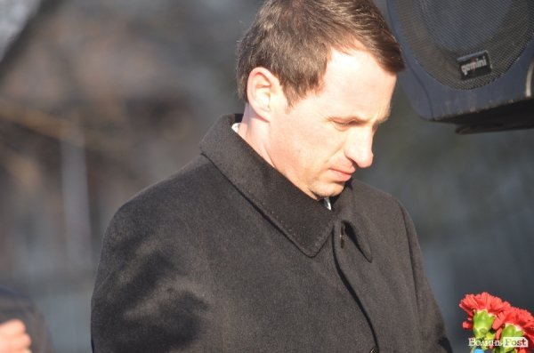 На будинку, в якому жив загиблий в АТО лучанин Віталій Махновець, відкрили пам’ятну дошку.ФОТО