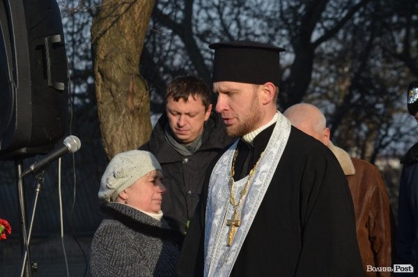 На будинку, в якому жив загиблий в АТО лучанин Віталій Махновець, відкрили пам’ятну дошку.ФОТО