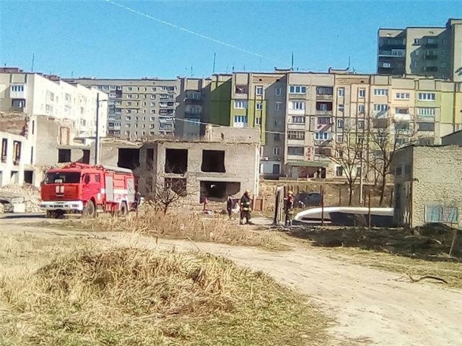 У Нововолинську невідомі влаштували пожежу біля трансформаторної будки. ФОТО