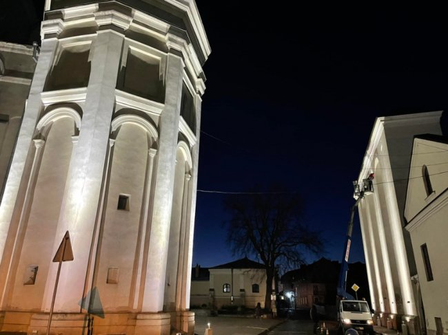 У Луцьку підсвітили кафедральний костел Петра і Павла. ФОТО