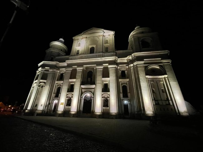 У Луцьку підсвітили кафедральний костел Петра і Павла. ФОТО