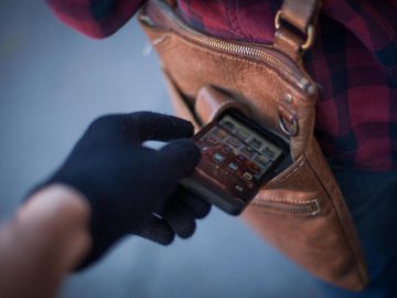 У Шацьку молодик, застосувавши насильство, відібрав у дівчини телефон