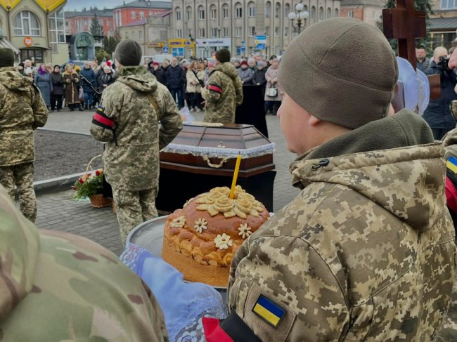 Друзі та побратими цінували за золоті руки й вірність: на Волині попрощалися з Героєм Юрієм Шевчиком