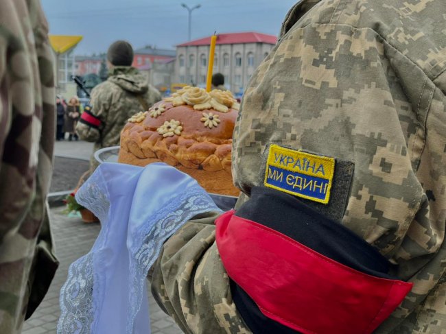 Друзі та побратими цінували за золоті руки й вірність: на Волині попрощалися з Героєм Юрієм Шевчиком