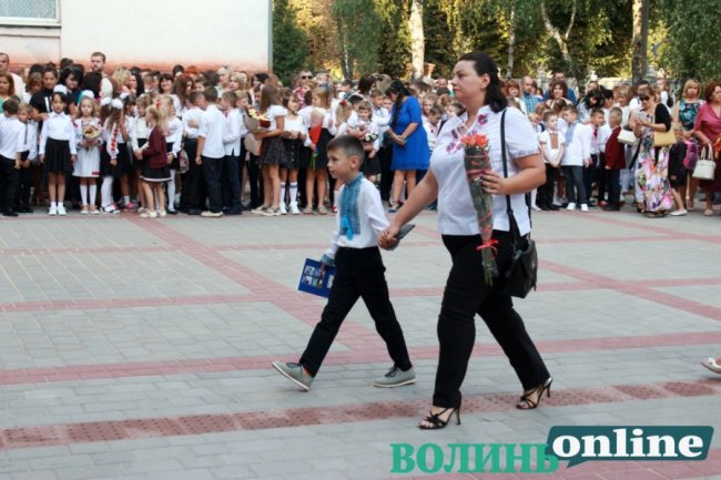 У луцькій школі №5 пролунав перший дзвоник. ФОТО