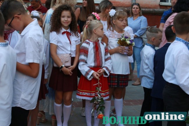 У луцькій школі №5 пролунав перший дзвоник. ФОТО