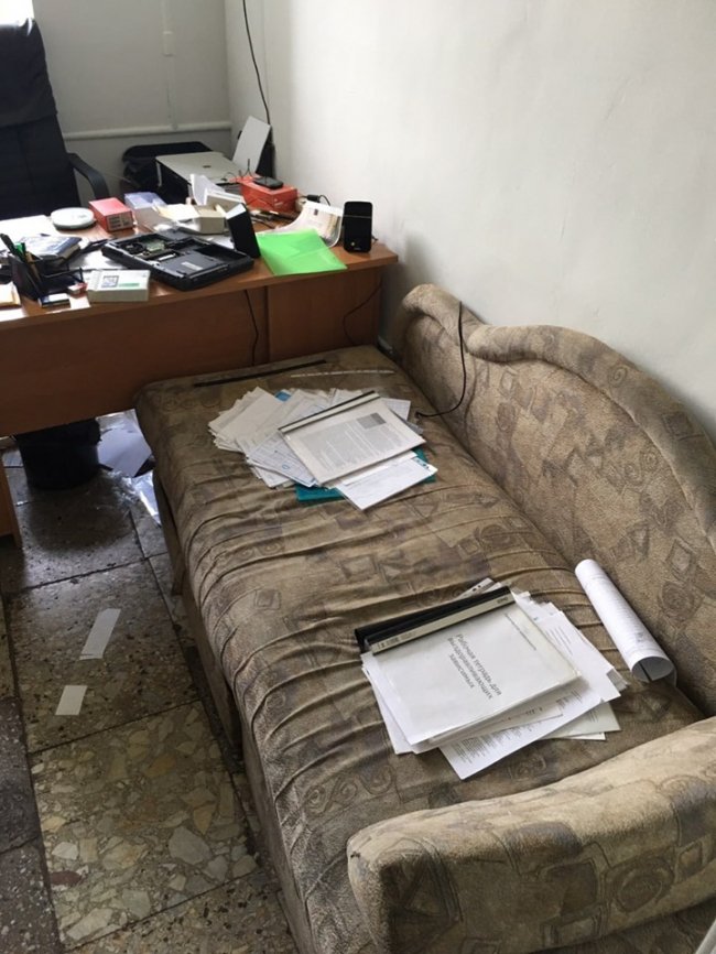 Вибиті двері та вікна, розкидані документи: як відбувались обшуки у луцькому «Ренесансі». ФОТО