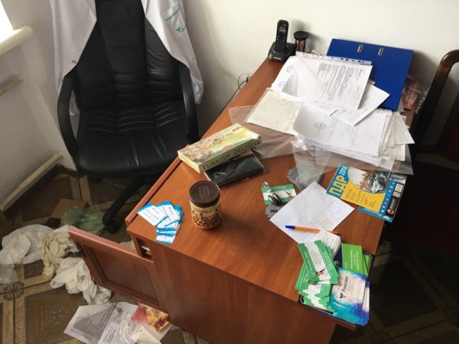 Вибиті двері та вікна, розкидані документи: як відбувались обшуки у луцькому «Ренесансі». ФОТО