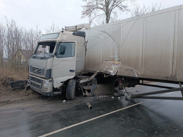 Поблизу Луцька – ДТП: фура перекрила в'їзд у село. ФОТО. ОНОВЛЕНО