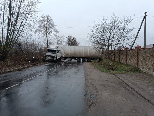 Поблизу Луцька – ДТП: фура перекрила в'їзд у село. ФОТО. ОНОВЛЕНО