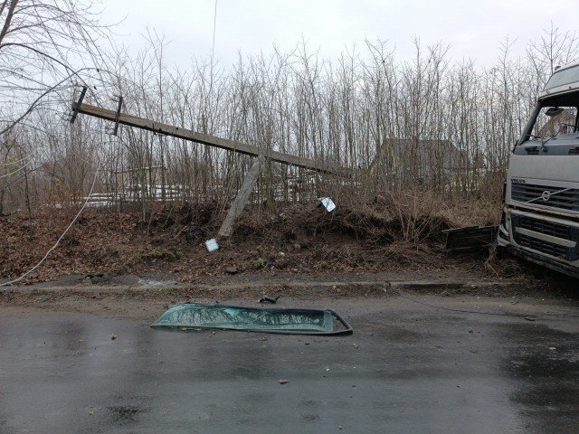 Поблизу Луцька – ДТП: фура перекрила в'їзд у село. ФОТО. ОНОВЛЕНО