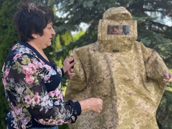 На Волині волонтерки пошили для бійців на фронт понад 2 тисячі антидронових плащів