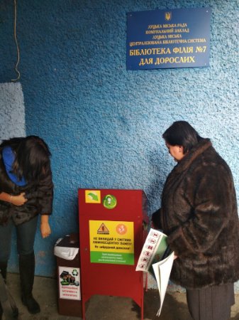 «Одна батарейка може знищити два дерева, пару кротів і їжака»: у Луцьку встановили новий контейнер для утилізації небезпечних відходів