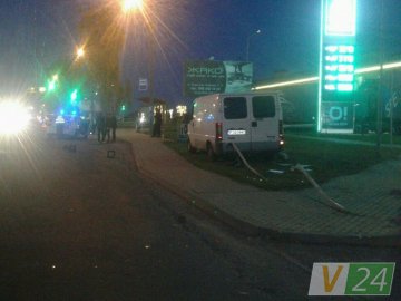 У Луцьку бус після зіткнення з легковиком розтрощив світлофор. ФОТО