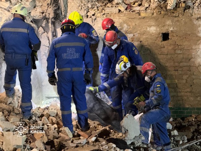 З-під завалів дістали ще 3 тіла: у Києві зросла кількість загиблих від ударів рф