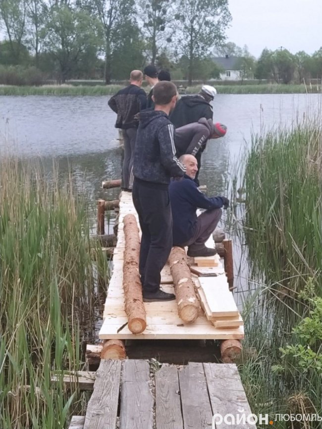 Жителі волинського села власноруч відремонтували місток на озері. ФОТО