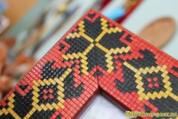 Лучанин вишиває на дереві. ФОТО