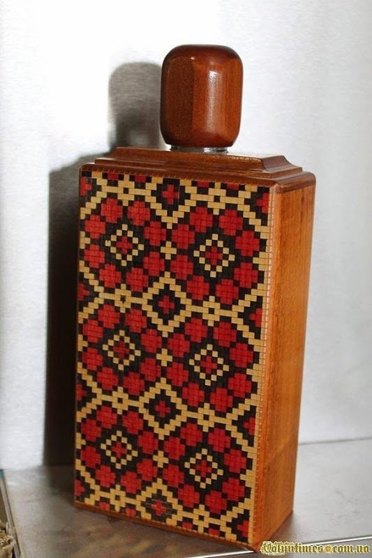 Лучанин вишиває на дереві. ФОТО