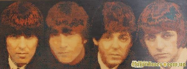 Лучанин вишиває на дереві. ФОТО