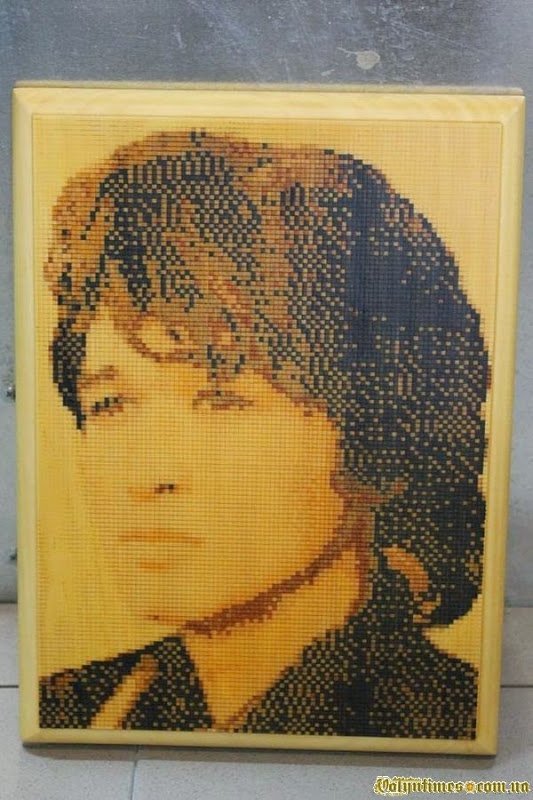 Лучанин вишиває на дереві. ФОТО