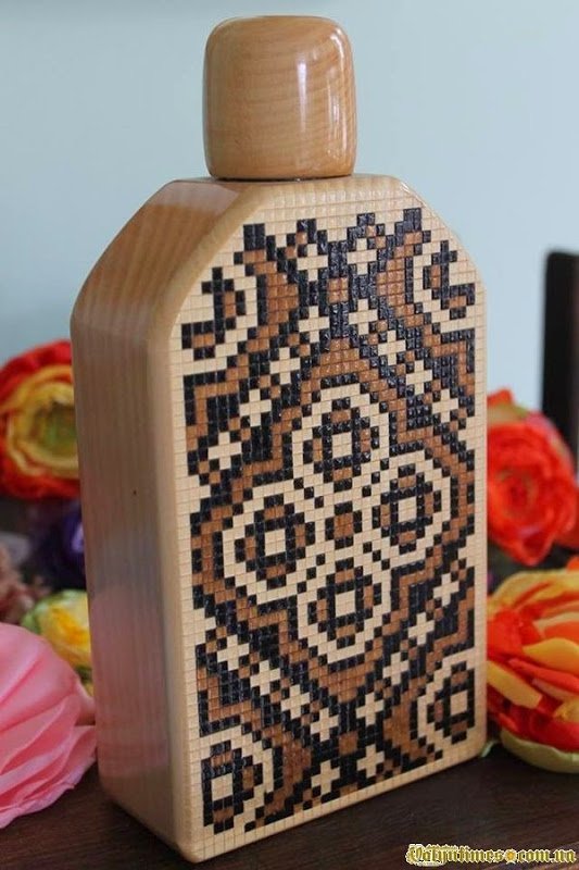 Лучанин вишиває на дереві. ФОТО