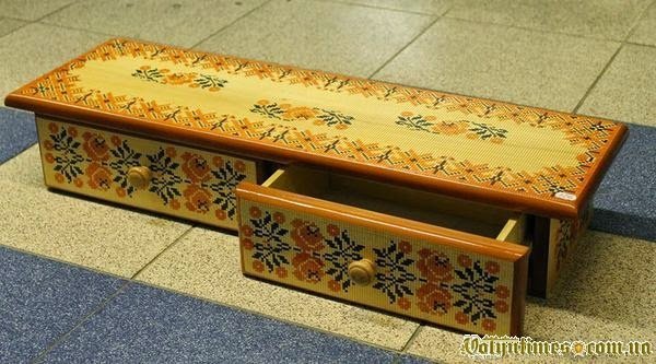 Лучанин вишиває на дереві. ФОТО