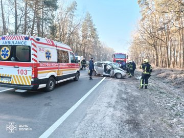 На Волині зіткнулися два легковики: водія затисло у салоні авто