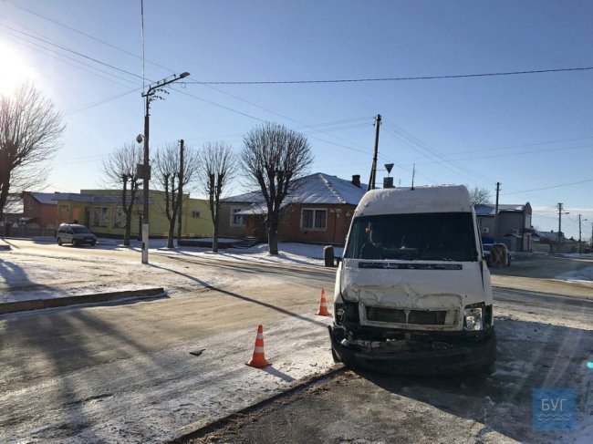 Біля багатолюдної зупинки в Нововолинську сталася «слизька» аварія: деталі. ФОТО