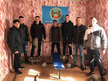 Хлопцям, які займалися спортом в занедбаній хаті на Волині, подарували багатофункціональний тренажер