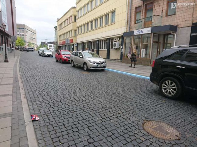 У центрі Луцька облаштовують платну парковку. ФОТО