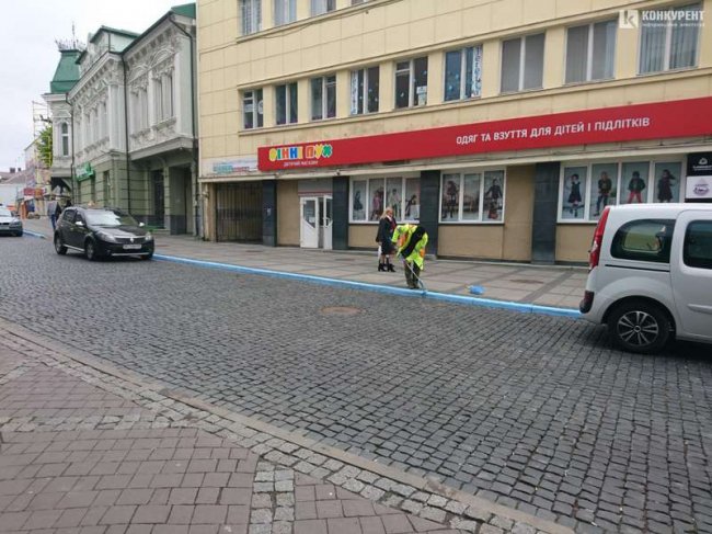 У центрі Луцька облаштовують платну парковку. ФОТО