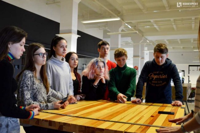 Луцьким школярам показали, як працює великий місцевий завод. ФОТО