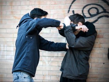 Бійка біля клубу у Луцьку: одному з учасників зламали ключицю