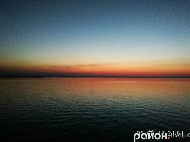 Опублікували дивовижні світлини заходу сонця на Світязі