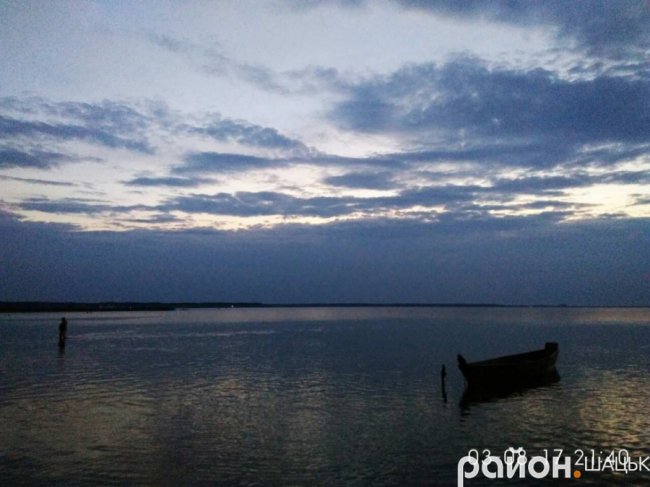 Опублікували дивовижні світлини заходу сонця на Світязі