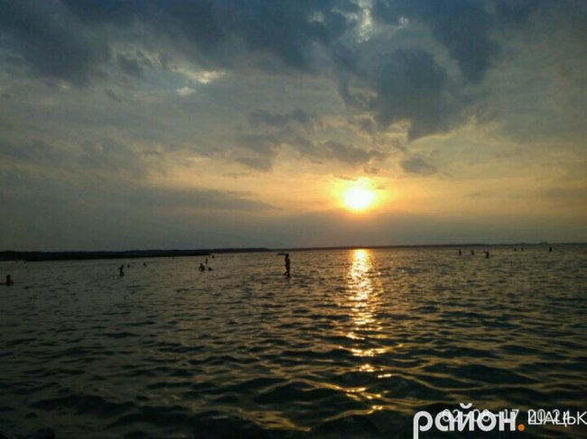 Опублікували дивовижні світлини заходу сонця на Світязі