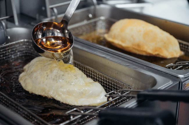 Для приготування використовують спеціальну олію, стійку до вигорання